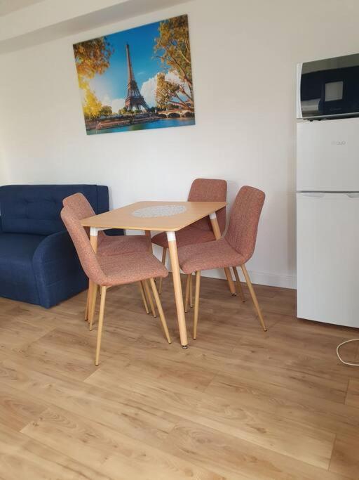 Studio Equipe Et Meuble St Cyprien Saint-Cyprien  Ngoại thất bức ảnh